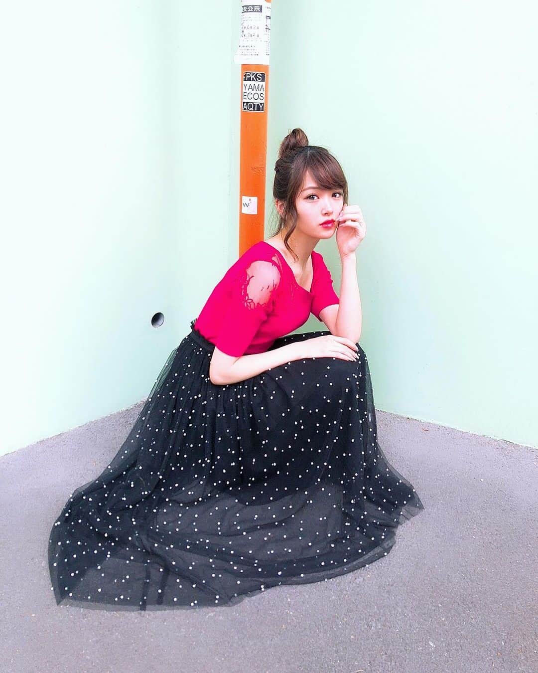 のインスタグラム：「梅雨に入って蒸し暑いので アップヘアにしがち☀️ tops @miia_official  skirt @eimyistoire_official  shoes @moussyofficial  #お団子ヘア #おだんごヘア #miia #ミーア #eimyistoire #eimyistoire_official #エイミーイストワール #moussy #マウジー #ヘアアレンジ #ootd #ootdfashion #パールスカート #skirt #韓国ファッション #インポート」
