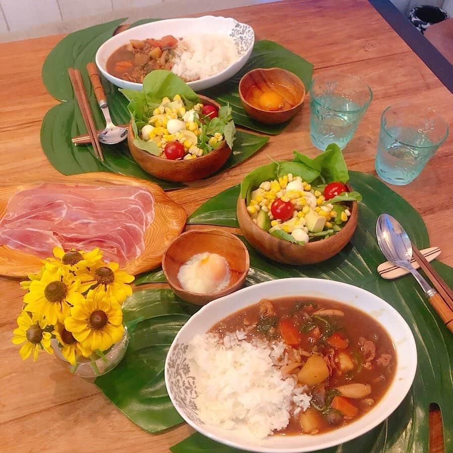 のインスタグラム：「先日のリクエスト#カレー 🍛 茄子やほうれん草、しめじ、人参、玉ねぎなど入れてコトコト煮込みました✨ ・ ただ、カレーは2日目のが確実に美味しいですね😂 ・ 今畑に植えたお野菜収穫できたら、料理のモチベーションが上がりそうで楽しみ💓 ・ #お家ごはん #リクエストごはん #カレーライス #野菜たっぷり #栄養満点 #ヘルシーごはん #葉山ライフ #hayamalife #自給自足 #畑 #無農薬栽培」