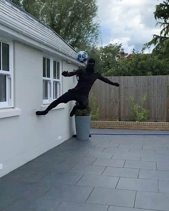 F2Freestylersのインスタグラム：「Wait what 😳🔥 #NinjaShot」