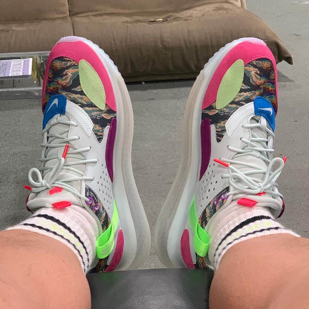 池田真一のインスタグラム：「34期のみんなが誕生日にくれたNIKEギフト、ここ一番で使おうと思ってて昨日ついに使いました！ AIR MAX 720/OBJ 可愛すぎ！ めちゃくちゃ気に入ってます！ 34期のみんなありがとう！ そして、仲西準平様ありがとう！ メッセージも嬉しいなぁ〜。 全員にお家買ってあげたいぐらい愛おしい！」