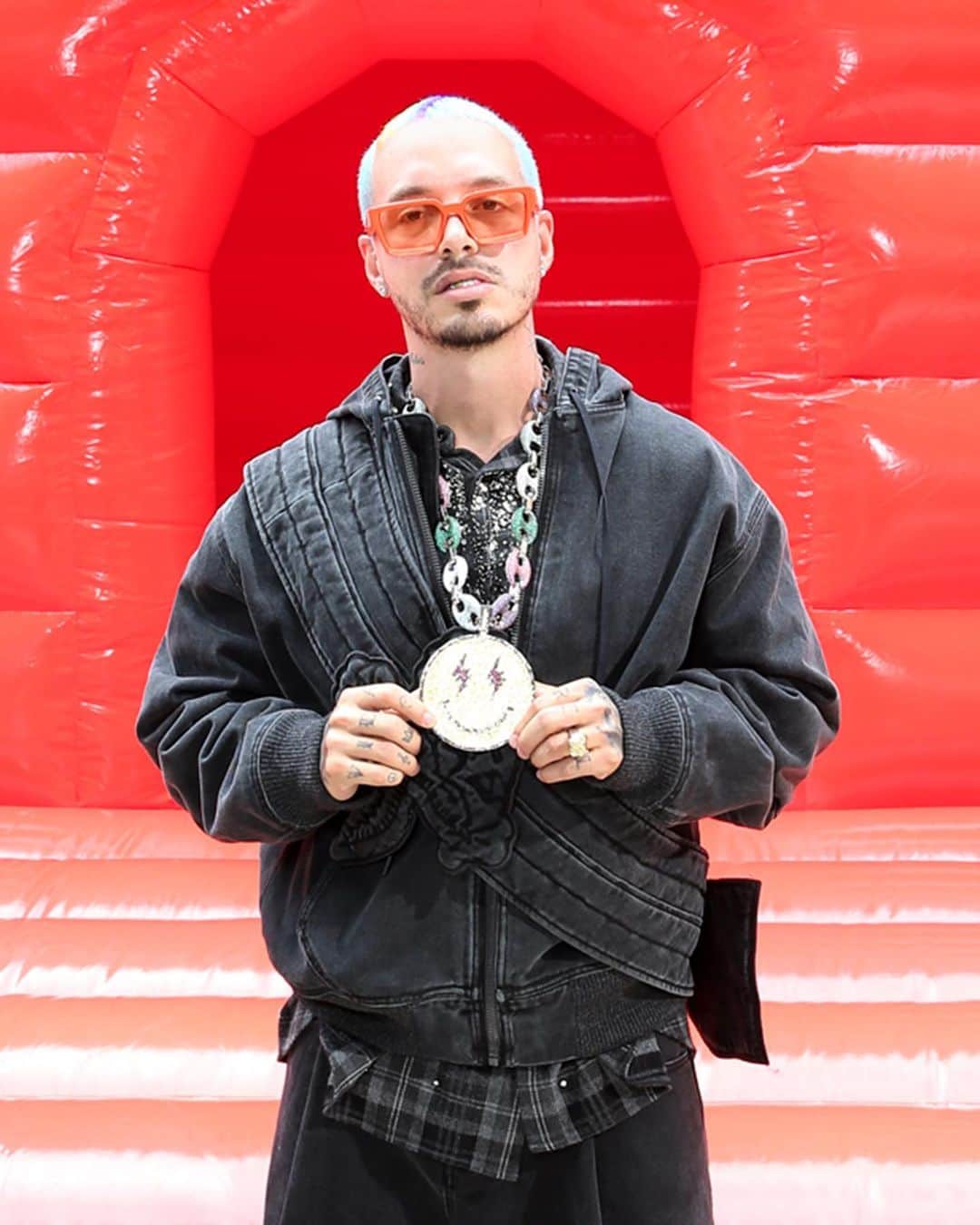 ルイ・ヴィトンさんのインスタグラム写真 - (ルイ・ヴィトンInstagram)「#JBalvin, #NickChou, #FrankOcean, #BenHarper and #VictorCruz at the #LVMenSS20 Show. #VirgilAbloh presented his latest collection for #LouisVuitton at the Place Dauphine in Paris. Watch now on Instagram and at louisvuitton.com」6月22日 19時49分 - louisvuitton