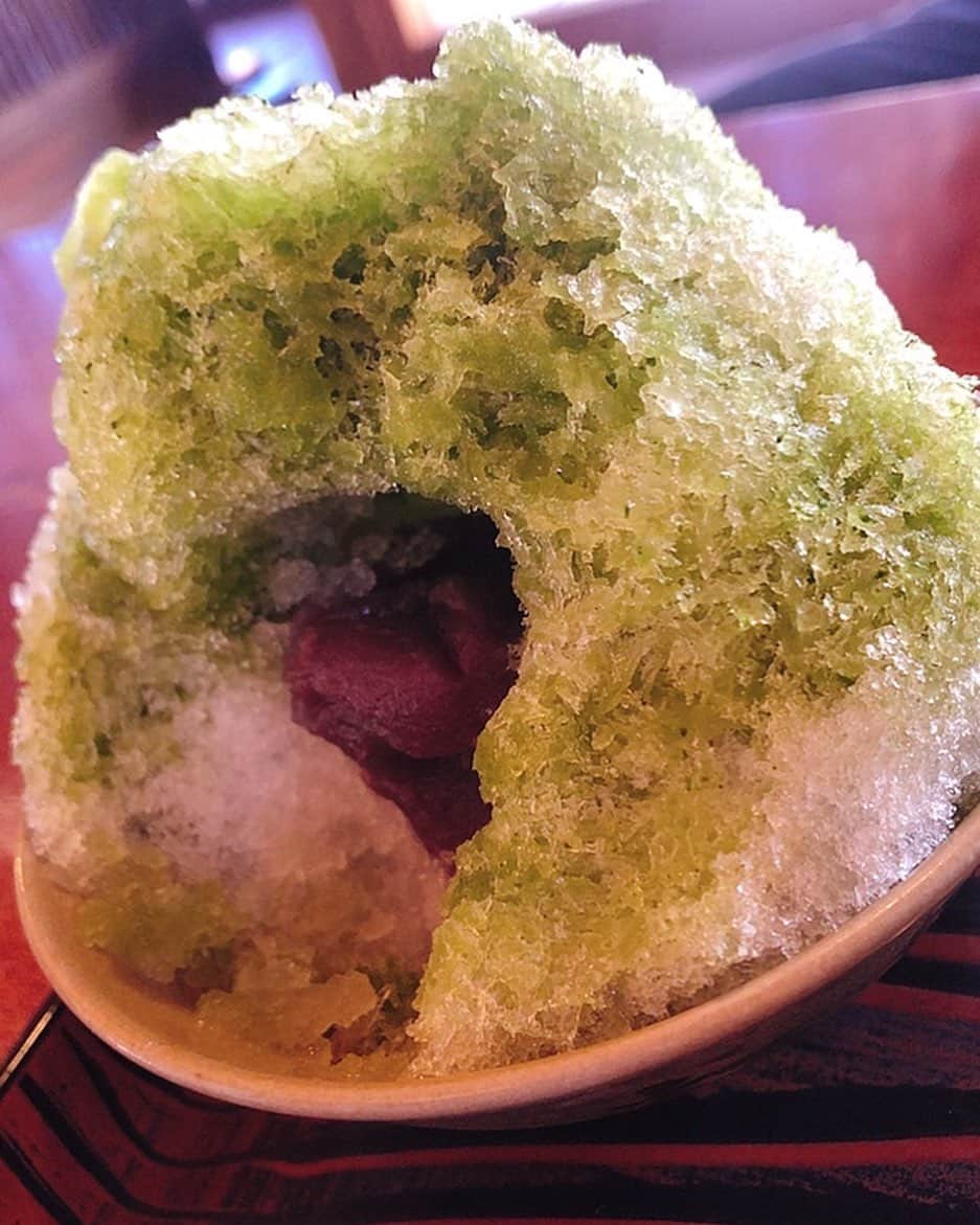 安藤麻貴さんのインスタグラム写真 - (安藤麻貴Instagram)「先日、名古屋出張の帰りに伊勢神宮に行ってきました＼(^o^)／ 赤福氷も食べて大満足！一緒に頼んだいちご氷も美味しかった🍓 お参りしたあと、生まれて初めて射的で景品が取れるというミラクルも起こったので、やはり伊勢神宮は凄い( ੭ ˙ᗜ˙ )੭  まきにゃんがかけているサングラスは、@tres.jewelry💗 かけ心地もいいし、初めての薄めレンズに満足✨ これからの季節、可愛くきちんとUV対策しなくちゃね‪(❁´ω`❁)‬ クーポンコード→【300GA】  #tresjewelry #伊勢神宮 #三重 #赤福 #赤福氷 #japanesegirl #trip #たびすたぐらむ」6月22日 19時44分 - maki_nyan_3
