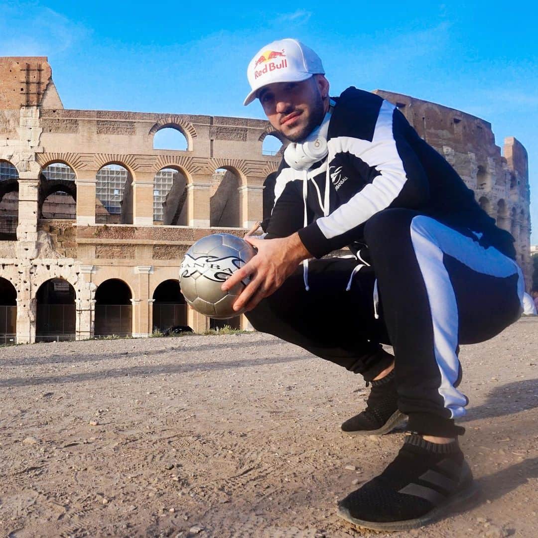 ショーン・ガルニエさんのインスタグラム写真 - (ショーン・ガルニエInstagram)「ROME 🔥⚽️✈️! Time to enter the gladiatorial arena ⚔️🛡🦁. Stay tuned 🔸 What destination should I go next ?⬇️⬇️⬇️ 🔸 🇫🇷Je suis à Rome pour le tournoi de 3 vs 3 international avec l’urbanball FC. Lâche un ❤️ pour nous supporter pendant ce tournoi. Commente “🇫🇷” pour me dire que tu a vu cette phrase, je te répondrai. 🔸 ⚽️ @urbanball 👕 @urbanball  #seangarnier #urbanballer #championsleague #travel #streetfootballworld #football #footballfield」6月22日 19時45分 - seanfreestyle