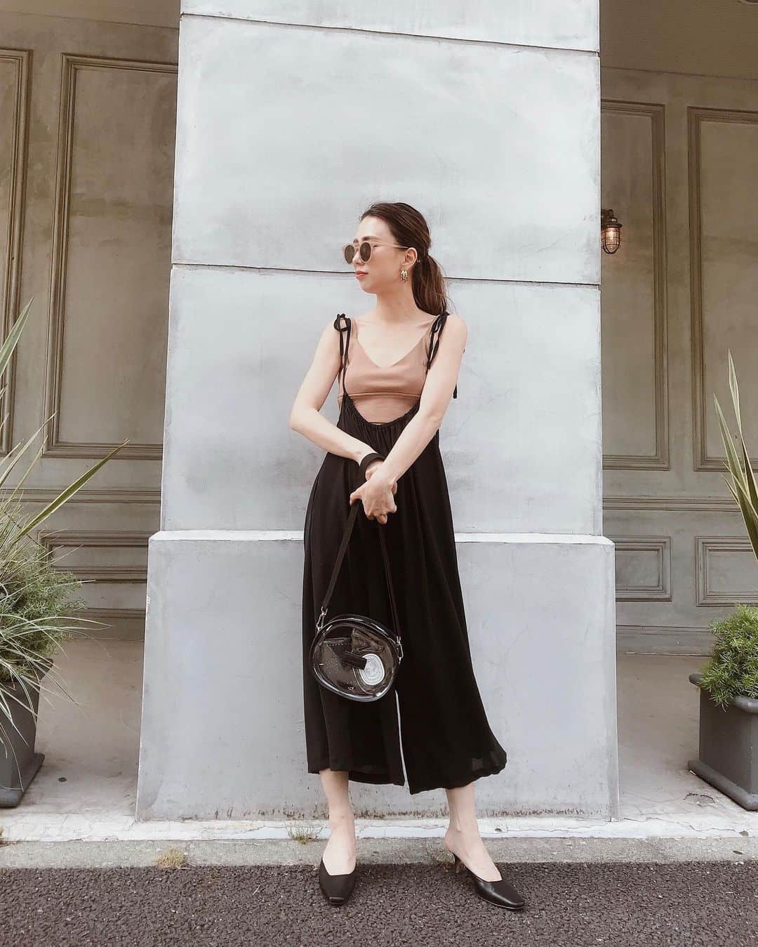 のインスタグラム：「. . 7月おすすめのサロペットパンツのコーデ❤︎ . とっても楽ちんで涼しくて ついつい着ちゃうシリーズになりそう。☀️ ウエストと肩紐のデザインが大人かわいいサロペットです☺️ . . #ACYM #ootd #outfit #coordinate #ベージュコーデ #サロペット #サロペットコーデ」
