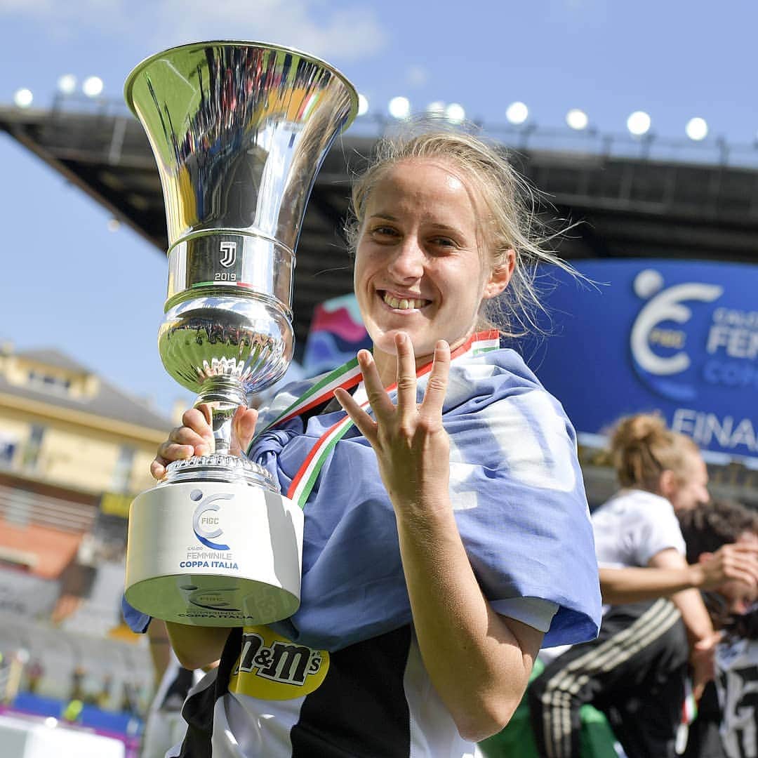 ユヴェントスFCさんのインスタグラム写真 - (ユヴェントスFCInstagram)「Happy Birthday today to Bianconere No. 7⃣, Valentina Cernoia! 🇮🇹🎂 #JuventusWomen #ForzaJuve」6月22日 19時47分 - juventus