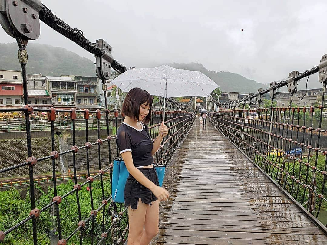 保坂玲奈さんのインスタグラム写真 - (保坂玲奈Instagram)「🎈 . #156cmコーデ . tops: @urbanoutfitters  pants: @to_the_sea_hawaii  bag: @qbag_japan . 台湾の雨季が長引いていて毎日雨☔ . 折り畳み傘、ウェットスーツ素材のBag、スポサン、ショートパンツ、全てに助けられた気がする🙉 . . . #Sサイズコーデ  #156cm #低身長コーデ #旅コーデ #台湾 #台北 #十份老街 #十份 #十分天燈 #urbanoutfitters #アーバンアウトフィッターズ #tothesea #totheseahawaii #ショートパンツ #ショーパン #ショーパンコーデ #qbag #折り畳み傘 #傘 #雨の日 #TAIWAN #れなお旅 #タビジョ #旅好き #女子旅」6月22日 19時49分 - __renao_0707