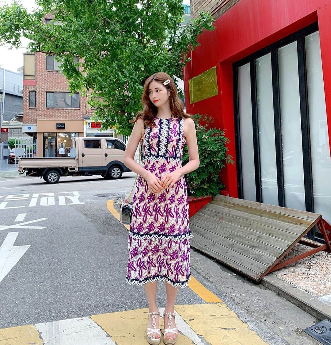 得あゆさんのインスタグラム写真 - (得あゆInstagram)「韓国でカフェ巡り☕️🍰👉🏻 ・ one-piece : @selectshop.brillant sandal : @esperanza_official bag : @renaikeikaku_official barrette : 韓国で購入 350円くらい ・ ・ ・ ・ ・ ・ ・ #コーデ#コーディネート#ガーリー#ワンピ#ワンピース#スカート#サンダル#ヘアスタイル#ヘアアレンジ#インスタ映え#韓国#韓国旅行#旅行#旅#女子旅#カフェ巡り#カフェ#モデル#barrette#hongdae#onepiece#hairstyle#sandals#girly#coordinate#koreafashion#cafe#セレクトショップ#韓国ファッション#韓国コスメ」6月22日 19時51分 - tokuayu819