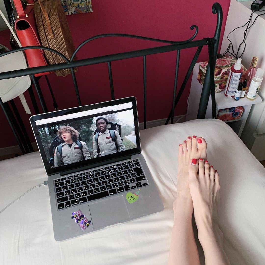 のインスタグラム：「🌈 . YouTubeの撮影して、 ひたすらNetflix🎬💟💟 Stranger things season2に突入！！ . すぐ外出ちゃう人だけど、 たまにはお家で過ごすのも良いなぁ〜！ みんなはどんな日だった？🕺 . . #netflix #strangerthings #movie #drama #myroom #pedicure #macbook #bedroom」