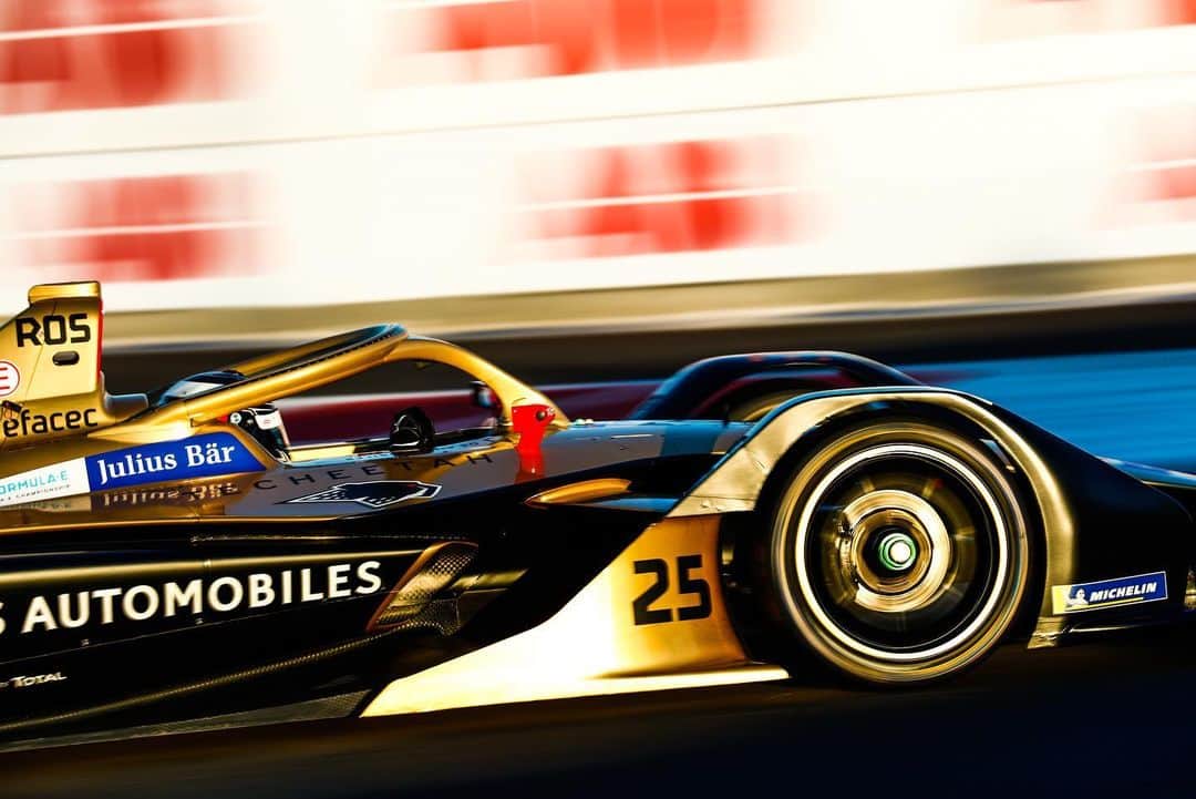 ジェームズ・ロシターのインスタグラム：「Who’s ready for todays @fiaformulae race? Super tight in Free Practice but we are looking strong @dstecheetah Quali up next! Its the first really fun track in the sim 😈⚡️」