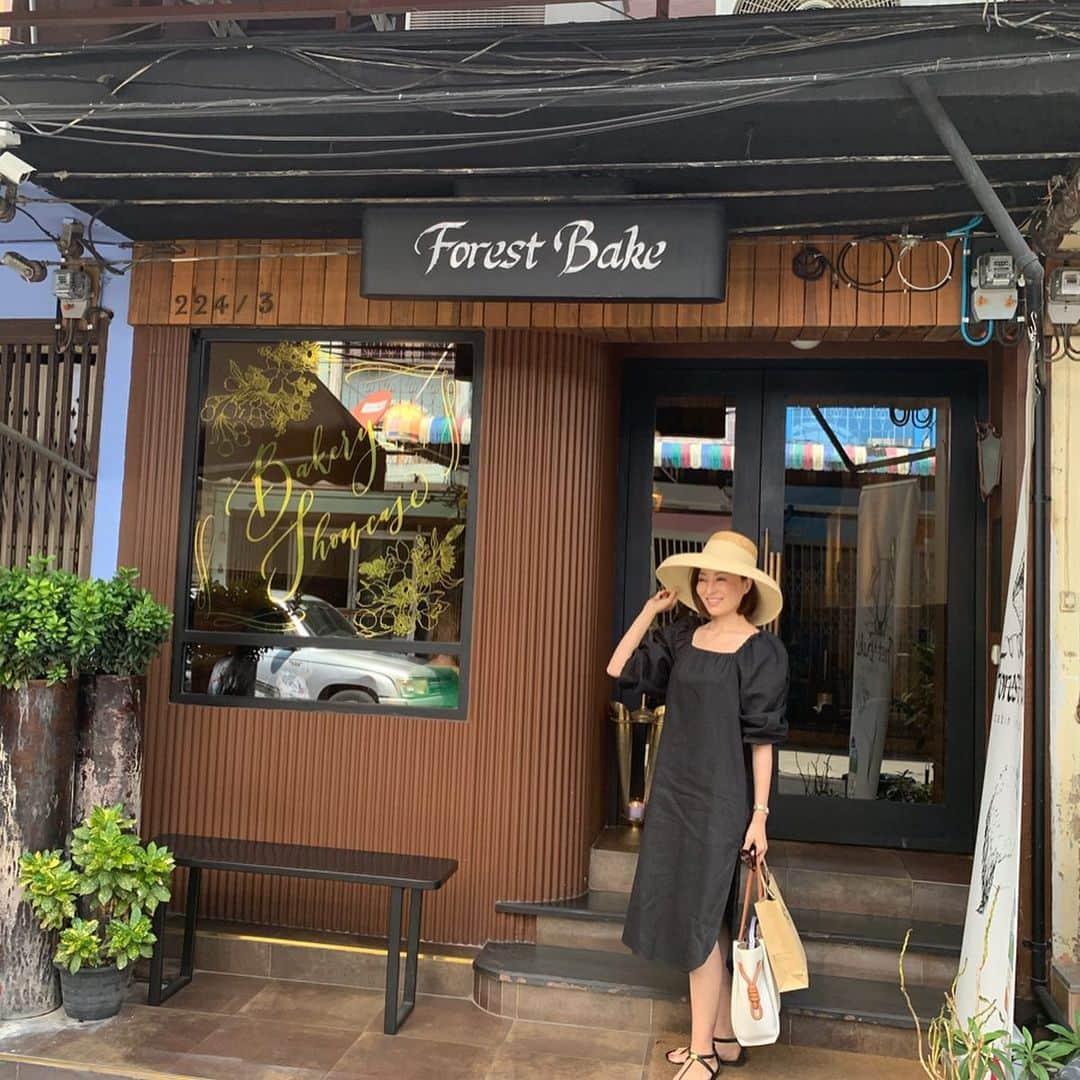 戸田さと美さんのインスタグラム写真 - (戸田さと美Instagram)「Forest bake Bkk @forestbake 📍suskumvit22  タイ人家族が営むパンと焼き菓子のお店です。  店内はこじんまりとしているのですが、森の中の木の実のように焼き菓子やパンが🥐並んでます。 とっても可愛く、そして最高に美味しい‼️ タイでこんなに美味しい焼き菓子は初めてかも。 テイクアウトの包装紙もセンスがよく、手土産にも喜ばれそう✨ . . . #バンコク #bangkok #バンコク生活 #バンコクライフ #バンコクグルメ #バンコクカフェ #バンコク暮らし #バンコク子育て  #cafe #カフェ #ママ#ママライフ #海外移住 #海外移住シングルマザー #シングルマザー#シングルマザーの子育て #タイ在住#タイ駐在 #バンコク旅行 #バンコクカフェ #バンコクカフェ巡り #バンコク駐在妻 #バンコク駐妻 #バンコクカフェ部 #カフェ好きな人と繋がりたい」6月22日 20時05分 - satomitoda