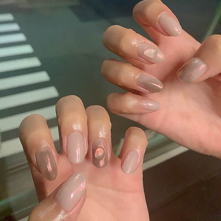 RUBY&ONYX by Kanako Miuraのインスタグラム：「ちゅるん✨✨ ・ ・ ・ 6/23 11:00〜13:30〜15:00〜 6/24 12:00〜14:30〜17:00〜  ご案内可能でございます🥰 その他のお時間もご相談くださいませ。  お子様もお隣に座れるペアルームや個室もございます💡 ・ ・ ・ 🌿月額制もやってます🌿 ○プレミアム会員(ハンド&フット)¥29,800(税抜)・ ○ハンドレギュラー会員¥14,800(税抜)・ ○フットレギュラー会員¥14,800(税抜)・ ・ それぞれ全てのメニューが月に何度でもご利用頂けます。  ご予約、お問い合わせはDMまたは 0354595882 LINE ID：@ rubynail までお気軽にどうぞ💫  #daikanyama#nailsalon#nail#gelnail#rubyandonyx#summer#summernails#handnail#mode#cool#studs#menscare#ART#mirrornails#メンズネイル#メンズケア#定額制ネイル#通い放題#ジェルネイル#ネイル#ノーサンディング#ショートネイル#大人ネイル#ユニコーンネイル#代官山ネイルサロン#トレンドネイル#ニュアンスネイル」