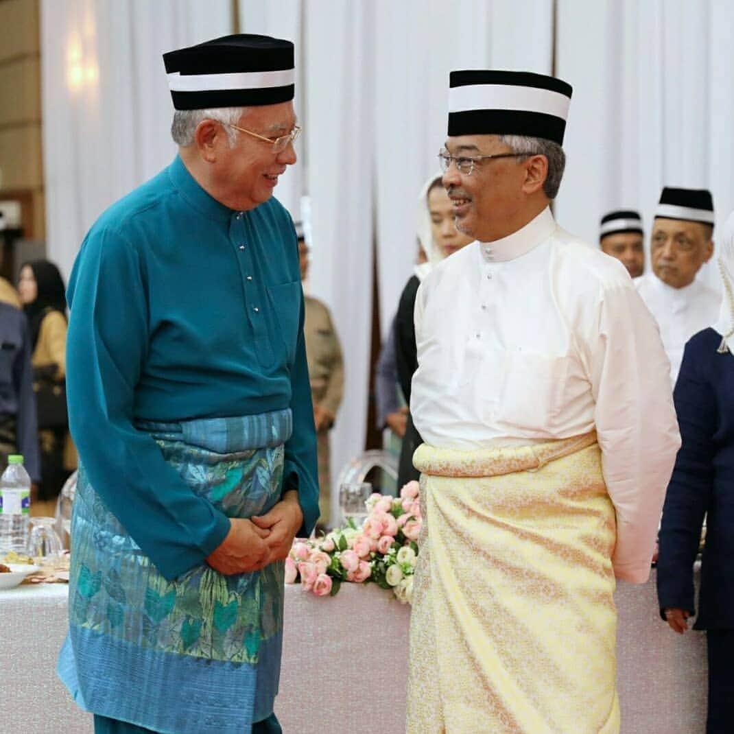 ナジブ・ラザクさんのインスタグラム写真 - (ナジブ・ラザクInstagram)「Patik menjunjung kasih Kebawah Duli Yang Maha Mulia Seri Paduka Baginda Yang di-Pertuan Agong Al-Sultan Abdullah atas perkenan patik mengadap di majlis perkahwinan anakanda Yang DiPertua Dewan Undangan Negeri Pahang.」6月22日 20時15分 - najib_razak