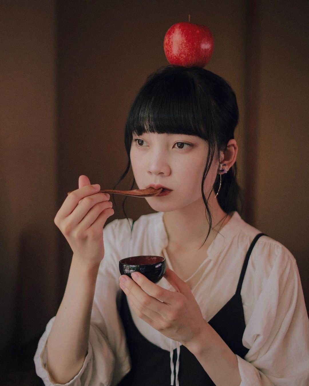 hiderin777のインスタグラム：「. . . . . 毒味 . . . . . #りんごがーる  #contax  #distagon  #35mmf14」