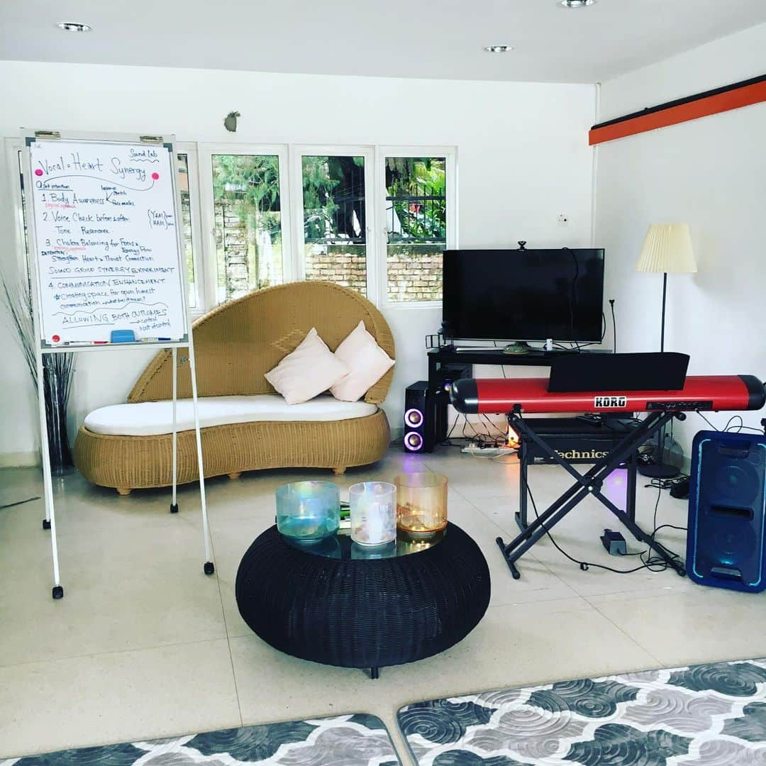 SHANTIさんのインスタグラム写真 - (SHANTIInstagram)「150min Vocal- Heart Synergy Workshop.  Enhancing heart based communication and understanding and experiencing owning your feelings completely. Showing up in the world in your full element by incorporating the physical and energetic approach to communication. Q#coachinglife #vocalsynergy #vocalheartsynergy #selfhealing #communicationcoach #heartenergy @thevioletflamekl」6月22日 20時19分 - shantimusic