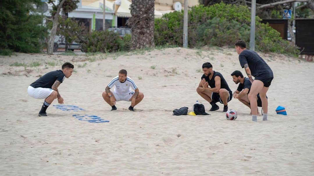 アレハンドロ・ゴメスさんのインスタグラム写真 - (アレハンドロ・ゴメスInstagram)「3 dia, hoy nos toco trabajos en la arena con @performsmc Ibiza . @lucasocampos11 @baselli @salvatoremonaco6 . Vacaciones amigos y entrenamiento 💪🏼 🏝 #Perform #ibiza #ritiroprecampionato #amigos #entrenamiento #allenamento #nonsimolla」6月22日 20時21分 - papugomez_official