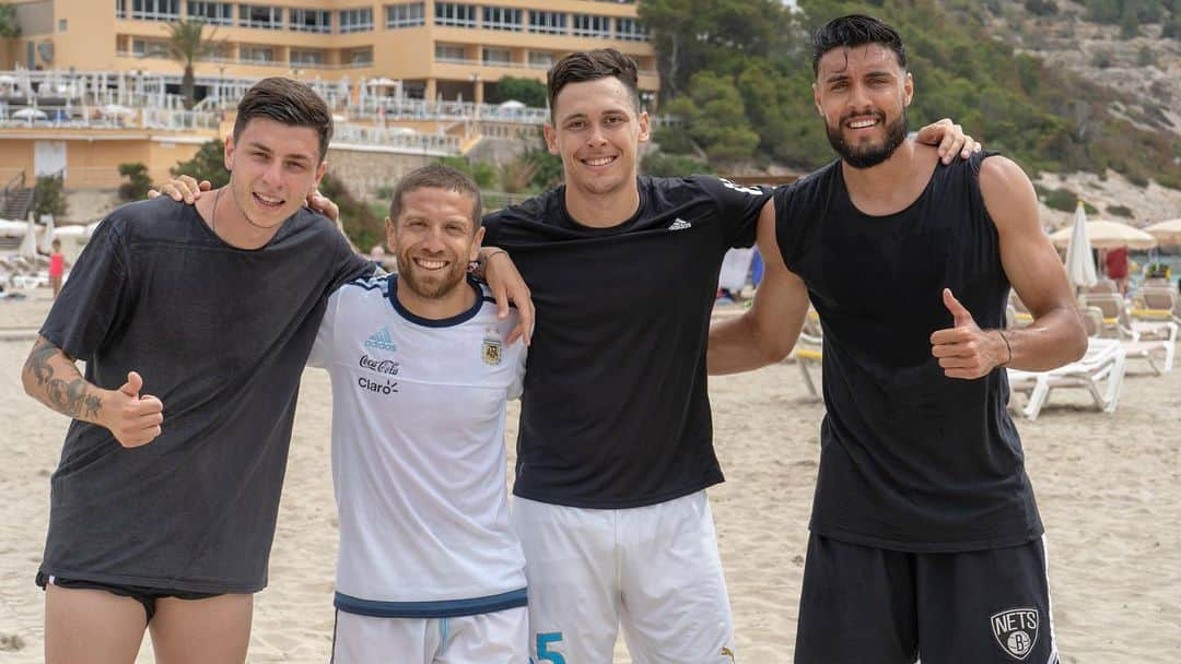 アレハンドロ・ゴメスさんのインスタグラム写真 - (アレハンドロ・ゴメスInstagram)「3 dia, hoy nos toco trabajos en la arena con @performsmc Ibiza . @lucasocampos11 @baselli @salvatoremonaco6 . Vacaciones amigos y entrenamiento 💪🏼 🏝 #Perform #ibiza #ritiroprecampionato #amigos #entrenamiento #allenamento #nonsimolla」6月22日 20時21分 - papugomez_official