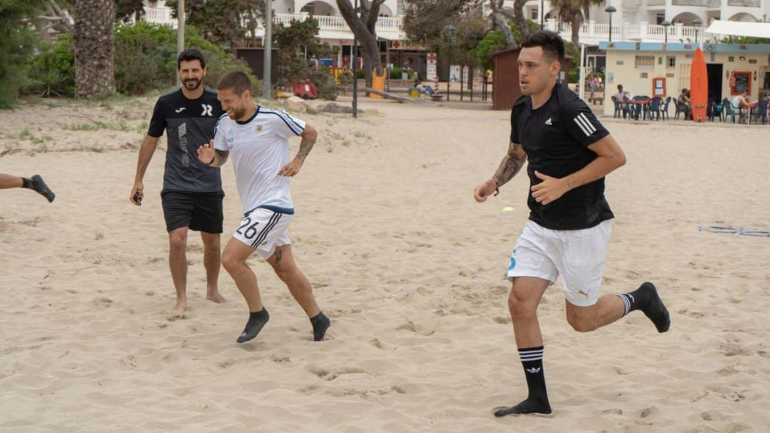 アレハンドロ・ゴメスさんのインスタグラム写真 - (アレハンドロ・ゴメスInstagram)「3 dia, hoy nos toco trabajos en la arena con @performsmc Ibiza . @lucasocampos11 @baselli @salvatoremonaco6 . Vacaciones amigos y entrenamiento 💪🏼 🏝 #Perform #ibiza #ritiroprecampionato #amigos #entrenamiento #allenamento #nonsimolla」6月22日 20時21分 - papugomez_official