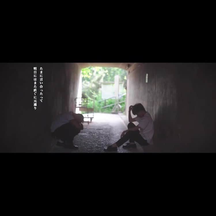 加瀬部駿介（フレンチぶる）のインスタグラム：「【嬉しいお知らせ】 6／19(水)にリリースされた加藤ミリヤさんの新曲『愛が降る』に収録されている『Darling』のMVにコンビで出演させてもらってます！  めっちゃいい曲だし、頭抱えすぎて誰だかわからない僕を是非見てください！  #フレンチぶる  #加藤ミリヤ」