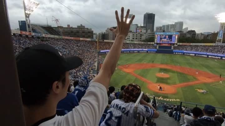 桃紅茶のインスタグラム：「TBSプロ野球中継「SAMURAI BASEBALL」のテーマソング歌ってます★昔から野球観戦大好きです！！シクラメン新曲BRAND NEW DAYもよろしくお願いします！！」