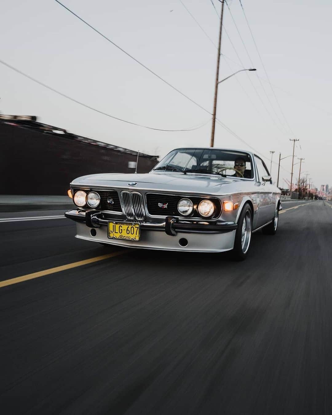 BMWのインスタグラム：「Never gets old. Always stays classy. The BMW 2800 CS. #BMWrepost @ccmguy8 @pikerphoto #BMW #BMWClassic」
