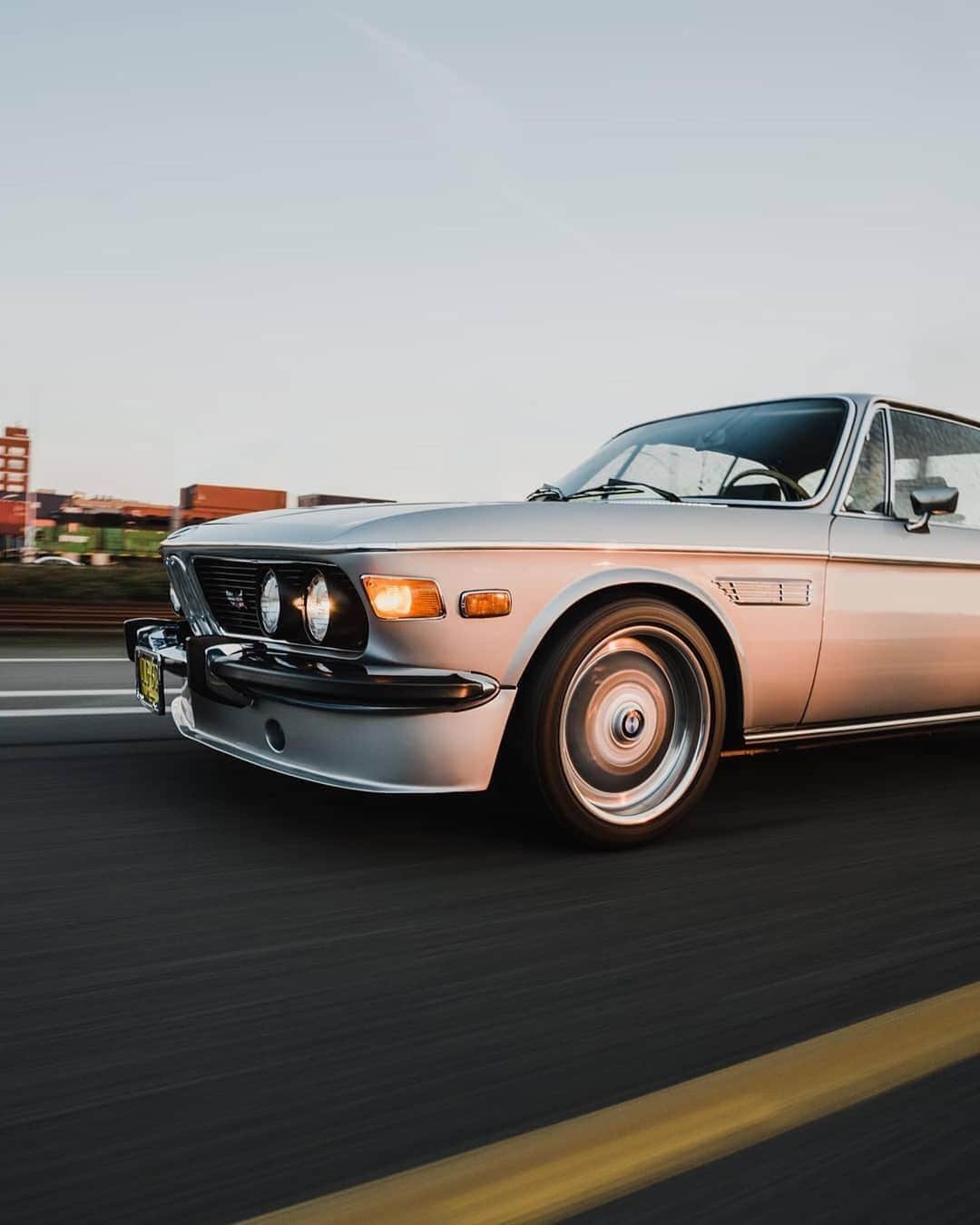 BMWさんのインスタグラム写真 - (BMWInstagram)「Never gets old. Always stays classy. The BMW 2800 CS. #BMWrepost @ccmguy8 @pikerphoto #BMW #BMWClassic」6月22日 20時25分 - bmw