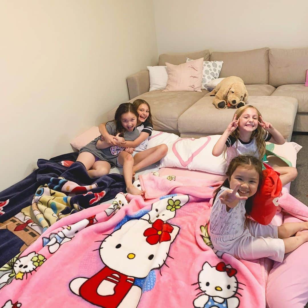 バイリンガル3兄妹のインスタグラム：「SLEEP OVER!!!! ・ ・ いつも遊んでるお友達の御両親が結婚記念日なので♡ ・ ・ ガールズはうちでお預かり♡ ・ ・ 素敵な結婚記念日になりますように…！ ・ ・ #お泊り会 #夏休みに不可欠な行事 #うちの子も大興奮 #win-win #バイリンガル3兄妹」