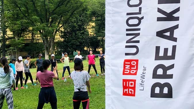 池田莉子さんのインスタグラム写真 - (池田莉子Instagram)「UNIQLO MOVE🌈✨✨ BREAK FAST ラン&ヨガイベント🏃‍♀️🧘‍♀️ 今回ゲストとして、ヨガ講師をさせて頂きました。 ランニングの前に呼吸、みんなで一つになれる ハッピーなヨガレッスンをして心も身体もすっきり。 ランニングに大切な肩甲骨周りや股関節もしっかりと 動かしていきました。 みんなランの準備ばっちりです👌 . 1枚目の動画は、みんなでUNIQLOのUポーズをした のですが皆さん少し照れている中スタッフあんちゃんの つっこみがとても良いテンポで笑えました😁🤣笑笑 . #UNIQLO #UNIQLOMOVE #ドライEX #BREAKFASTRUN #yoga #airism #running  #ユニクロ #ユニクロムーブ #ランヨガ #エアリズム」6月22日 20時33分 - ricoikeda