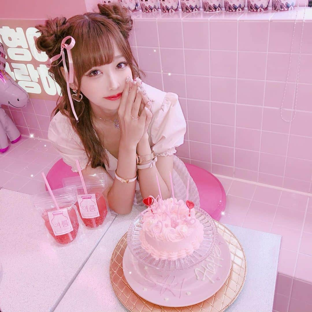 さきぼんさんのインスタグラム写真 - (さきぼんInstagram)「原宿駅にあるカフェヨルムのバースデーケーキ💗 . . 服は上下とも @poupee_official ♡ 今日からまた更新頑張るか～ｏ(｡・‧̫・｡)ｏ笑 . . #オーダーケーキ #バースデー #誕生日 #birthday #happybirthday #ケーキ #サプライズ #カフェ巡り #原宿カフェ #表参道カフェ#韓国カフェ #カフェ #cafe #pink #ピンク #バースデープレート #tokyo #東京 #バースデーケーキ #birthdaycake #cake #誕生日ケーキ #お誕生日 #かわいいケーキ #フォトスポット #原宿駅 #yolum #カフェヨルム #ヨルム #さきぼんバースデー👑」6月22日 20時35分 - sakibon69