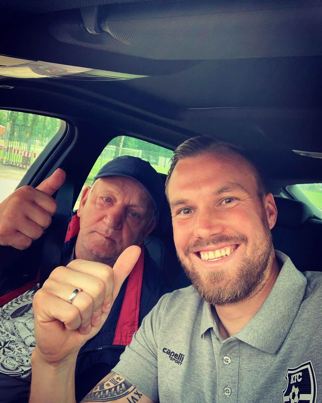 ケヴィン・グロスクロイツのインスタグラム：「Auf dem Weg mit dem größten Uerdinger zum Freundschaftsspiel 👌🏻👊🏻💯 Kalle ist der beste 👊🏻💪🏻 #aufjetzt」