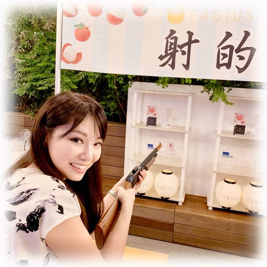 柴本愛沙さんのインスタグラム写真 - (柴本愛沙Instagram)「✨ FABIUS @fabius.jp の 新商品リリースパーティーへ☆  テーマは『fabius祭り』！ 会場には提灯が並んでいて、 テラスには、屋台をイメージしたブースも✨  おしゃれなフードや新商品を使った オリジナルドリンクもたくさん🍹  ヨーヨー釣りや射的など 一足早く夏祭りを楽しめました。  新商品のSHIROJIRU @shirojiru は、 甘酒の栄養素に着目した新しい乳飲料。 生きた酵素と米麹が入っていて 美白成分、乳酸菌、食物繊維を 一気にとることができます。 飲みやすくて美味しかったです♪  #SHIROJIRU #白汁 #fabius #酵素 #酵素ドリンク #美肌 #甘酒 #乳飲料 #乳酸菌 #生きた酵素 #米麹 #飲む美肌 #美白成分 #食物繊維 #美肌効果 #ファビウス  #ナチュラル美人 #新商品 #リリース #リリースイベント #リリースパーティー #レセプション #屋台 #夏祭り風 #ヨーヨー釣り #射的 #楽しかった #お祭り行きたい」6月22日 20時36分 - aisa_shibamoto