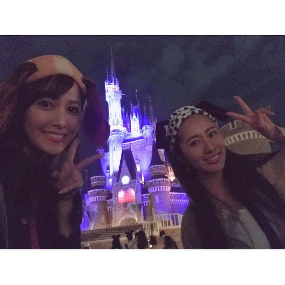 鷲見玲奈さんのインスタグラム写真 - (鷲見玲奈Instagram)「. 先日、まあやちゃん(@maayamorinaga )とディズニーランドへ行ってきました✨ 大好きなあの子、ということで、正解者多数でしたね☺️ 夏休み前なのにとても混んでいてびっくり！！ お昼過ぎからでしたが、満喫できました✨ . . さて、今夜は卓球ジャパン！、スポーツウォッチャー、FOOT×BRAINと盛りだくさんです😊 ぜひご覧下さい✨ . . . #ディズニーランド #夢の国 #守永真彩 ちゃん #カチューシャ 買ってしまいました」6月22日 20時38分 - sumi__reina