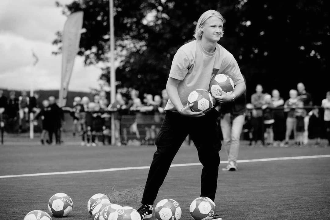 カスパー・ドルベリのインスタグラム：「IT’S OPEN!  Thank you to everybody who made this day possible. I’m very grateful for everybody who came out yesterday, and made this day a very special one for me, my family and the whole city.  THANK YOU!  Foto: Jacob Stigsen Andersen Midtjyllandsavis」