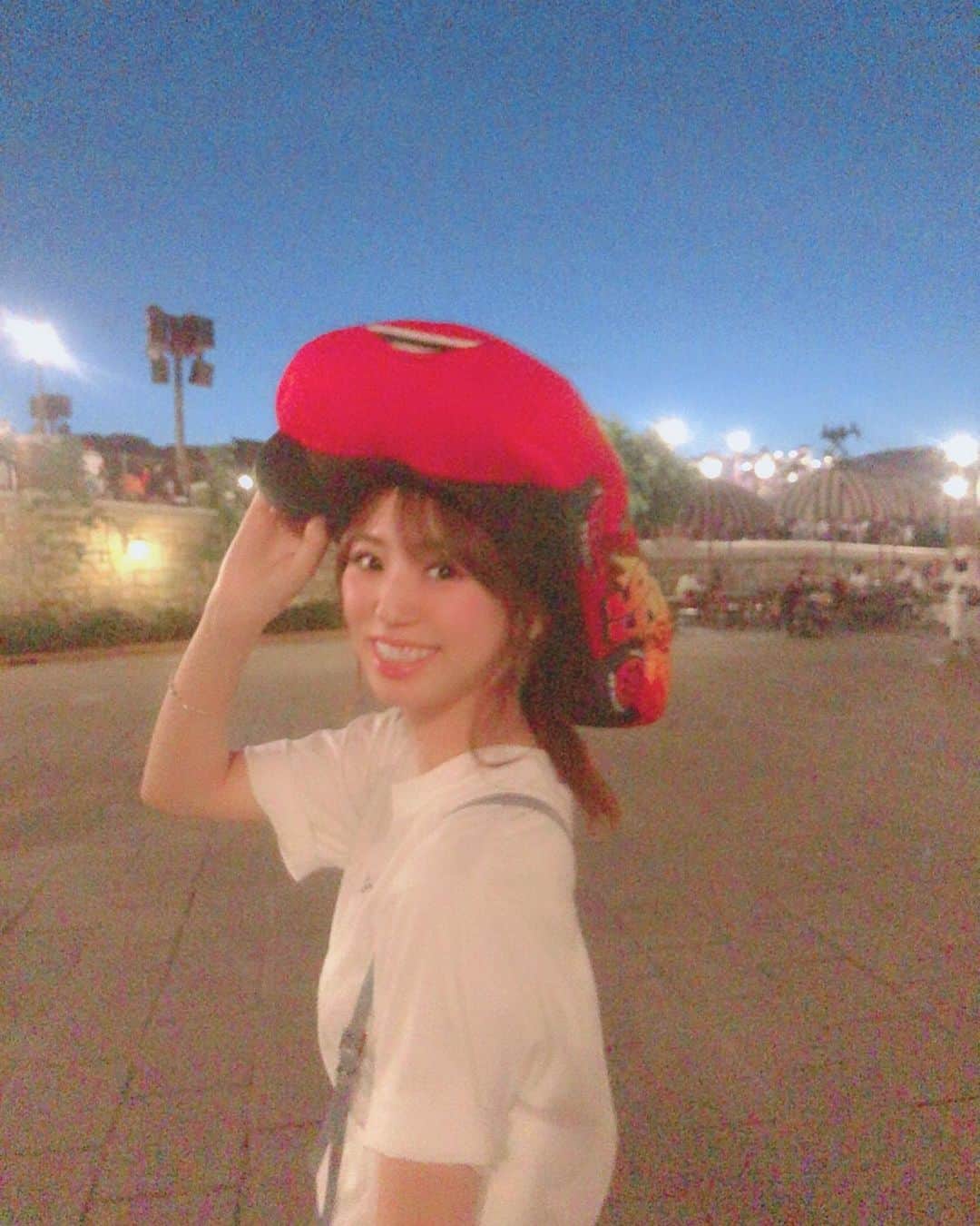 加田穂乃華のインスタグラム：「お友達とふらっと合流して ディズニー行く？ってなって来ちゃいました🐭🎪 ・ カチューシャたくさん持ってるから 今回はカーズのかぶり物にしてみた🥴  弟が小さい頃、大好きだったからよく一緒にみてて 私も好きです🏎✨ #disneysea #cars #lightningmcqueen #ディズニーシー #夢の国 #カーズ #マックィーン」