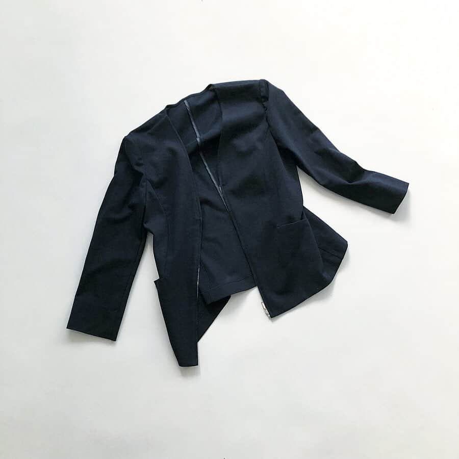 STRIPE DEPARTMENTさんのインスタグラム写真 - (STRIPE DEPARTMENTInstagram)「WORKING STYLE for summer﻿ ﻿ じんわり汗ばむ夏の日は、汗をかいても不快感のないものやお手入れの簡単なアイテムを選んで軽快な足取りで出勤したい。﻿ ストデパがおすすめするイージーで快適なアイテムを紹介。﻿ ﻿ LAUTREAMONT（ロートレアモン）のジャケットは、シンプルでベーシックなデザインとコンパクトなシルエットが見た目をすっきりと見せてくれます🌈✨﻿ 素材はコットンとリネンが混ざった生地を使用しているので、清涼感のあるルックと着心地🙌🏻﻿ もちろん家で洗濯もOKなので、お手入れもラクラク🧺﻿ ﻿ 他にも夏の通勤を快適にするためのアイテムをストデパのエディトリアルページにて紹介中です🎶﻿ おすすめの通勤コーデも提案しているので、ぜひチェックしてみてください👩🏻‍💻﻿ https://editorial.stripe-department.com/fashion/workingstyle190607/﻿ ﻿ #ストデパwomen  #ストデパ #ストライプデパートメント #stripedepartment  #lautreamont #ロートレアモン #summer #summerfashion #summerworkingstyle #workingstyle #夏 #夏ファッション #通勤コーデ #通勤スタイル #夏の通勤コーデ #通勤服 #働く女性 #ジャケット #フォーマル #コットン #リネン #ウォッシャブル #置き画くら部」6月22日 20時45分 - stripedepartment