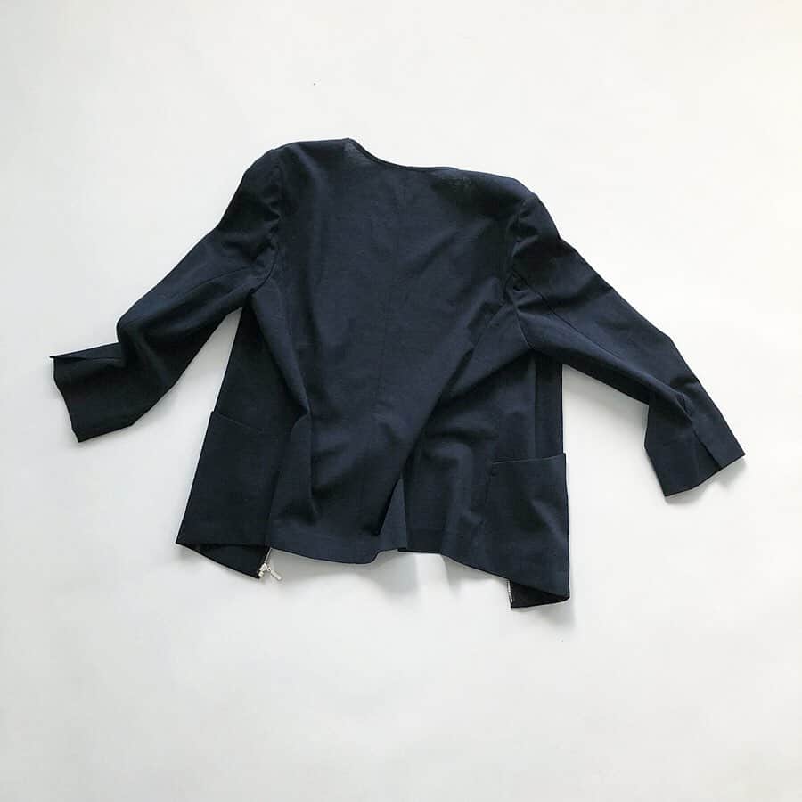 STRIPE DEPARTMENTさんのインスタグラム写真 - (STRIPE DEPARTMENTInstagram)「WORKING STYLE for summer﻿ ﻿ じんわり汗ばむ夏の日は、汗をかいても不快感のないものやお手入れの簡単なアイテムを選んで軽快な足取りで出勤したい。﻿ ストデパがおすすめするイージーで快適なアイテムを紹介。﻿ ﻿ LAUTREAMONT（ロートレアモン）のジャケットは、シンプルでベーシックなデザインとコンパクトなシルエットが見た目をすっきりと見せてくれます🌈✨﻿ 素材はコットンとリネンが混ざった生地を使用しているので、清涼感のあるルックと着心地🙌🏻﻿ もちろん家で洗濯もOKなので、お手入れもラクラク🧺﻿ ﻿ 他にも夏の通勤を快適にするためのアイテムをストデパのエディトリアルページにて紹介中です🎶﻿ おすすめの通勤コーデも提案しているので、ぜひチェックしてみてください👩🏻‍💻﻿ https://editorial.stripe-department.com/fashion/workingstyle190607/﻿ ﻿ #ストデパwomen  #ストデパ #ストライプデパートメント #stripedepartment  #lautreamont #ロートレアモン #summer #summerfashion #summerworkingstyle #workingstyle #夏 #夏ファッション #通勤コーデ #通勤スタイル #夏の通勤コーデ #通勤服 #働く女性 #ジャケット #フォーマル #コットン #リネン #ウォッシャブル #置き画くら部」6月22日 20時45分 - stripedepartment