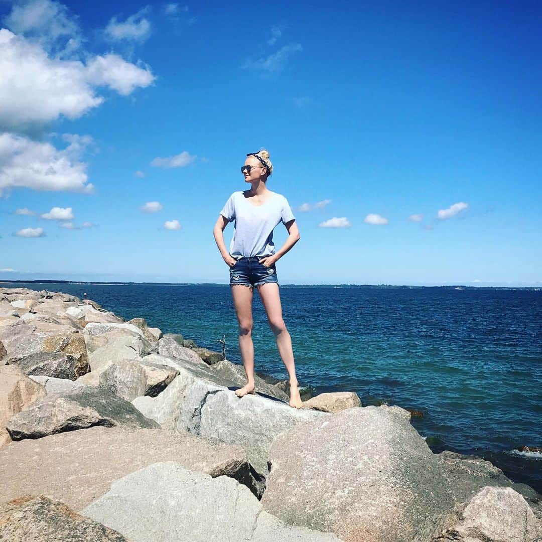 フランツィスカ・クヌッペさんのインスタグラム写真 - (フランツィスカ・クヌッペInstagram)「Franzi on the rocks ❤️💋✨🌊⚓️ ... love it here, this is where I’m from, my favorite holiday place 🙌🏻.. . . . ... but see in my stories, what my daughter found within 30 min at the beach 😞 #ocean #plasticocean #balticsea #ostsee #protecttheocean #enjoylife」6月22日 20時45分 - franziskaknuppe