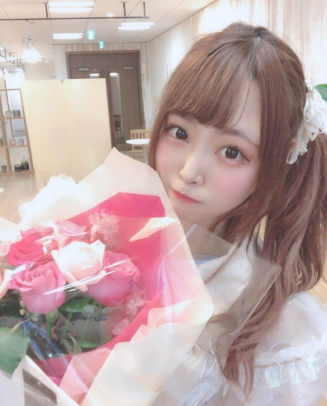 鳥海絢菜さんのインスタグラム写真 - (鳥海絢菜Instagram)「1周年 ありがとうございました🌷  これからも女の子として生きる  #idol #aniversary #flower #pink #girl」6月22日 20時45分 - lemchan__