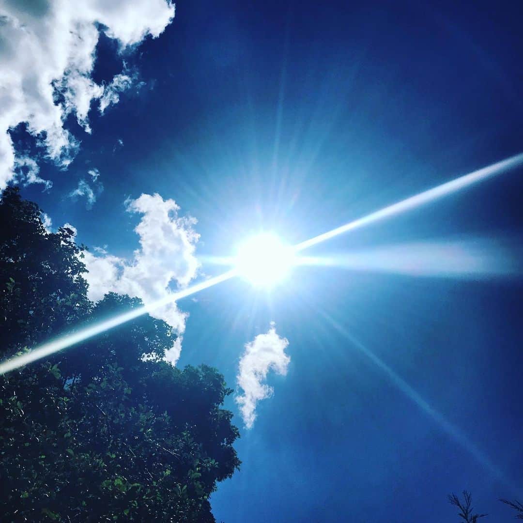 メラニー・サイクスさんのインスタグラム写真 - (メラニー・サイクスInstagram)「💙 #saturdaysky #cloudgazer #sunshine #lazyday 🙏🏻 have a good 🌤」6月22日 20時48分 - msmelaniesykes