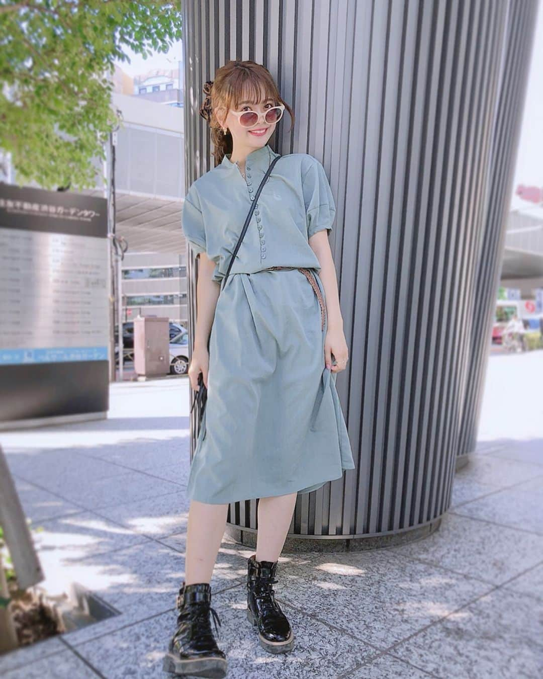 山崎春佳さんのインスタグラム写真 - (山崎春佳Instagram)「🌈🍨 . この間のお洋服。手にはハーゲンダッツ。😂頭にはスカーフ。 この日もグリーンのお洋服🌱こちらのワンピは @titivatejp のもの。ボタンがいっぱいでかわいい…！ オーバーサイズをそのまま着るのもかわいいけど、今回は元気っぽくベルトでキュッてしちゃいました。 そして３枚目の撮られる気を全く彷彿とさせない脱力感🤣 . この日外で着替えたのだけど、慌てて家から出たら持って行くべきベルト間違えた…から、今度また載せようかなぁ😆 . #me #tbt #coordinate #ootd #tree #greendress #green #titivate #titivatestyle #boots#glasses #hargendazs #milkfed #handm #ponytail #私服 #グリーンワンピ #カジュアル #フロントボタンオーバーサイズワンピース #ハーゲンダッツ #バニラ #この後すぐ垂らした #すぐこぼす #口元ゆるい #やんなっちゃう」6月22日 20時48分 - haruka_yamazaki