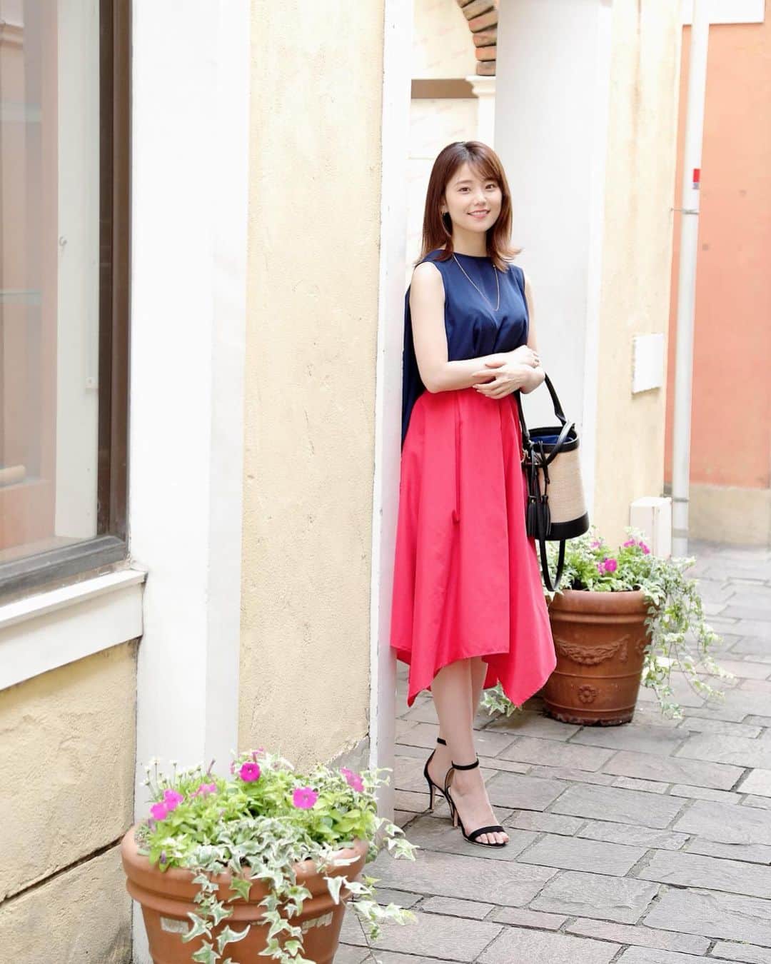 林村ゆかりのインスタグラム：「前の投稿の全身〜！本格的な夏に向けて二の腕とウエスト鍛え中…！ ⠀ ⠀ ⠀ #自由が丘#コーディネート#コーデ#夏コーデ#selfie#自撮り#takashihirama#美容#美容好き#160cm #160cmコーデ」