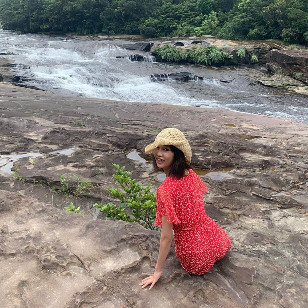 堀江聖夏さんのインスタグラム写真 - (堀江聖夏Instagram)「♡♡﻿♡﻿ ﻿ ダイビングで石垣島に﻿ 行ったのですが、ずっと﻿ 行ってみたかった #西表島 にも☺️💗﻿ マリユドの滝、カンビレーの滝を﻿ 見たよ〜！！！こんなに大きな﻿ 滝を見たのは初めてでした！！﻿ ﻿ ﻿ ﻿ #ダイビング﻿ #海」6月22日 20時54分 - mina_horie
