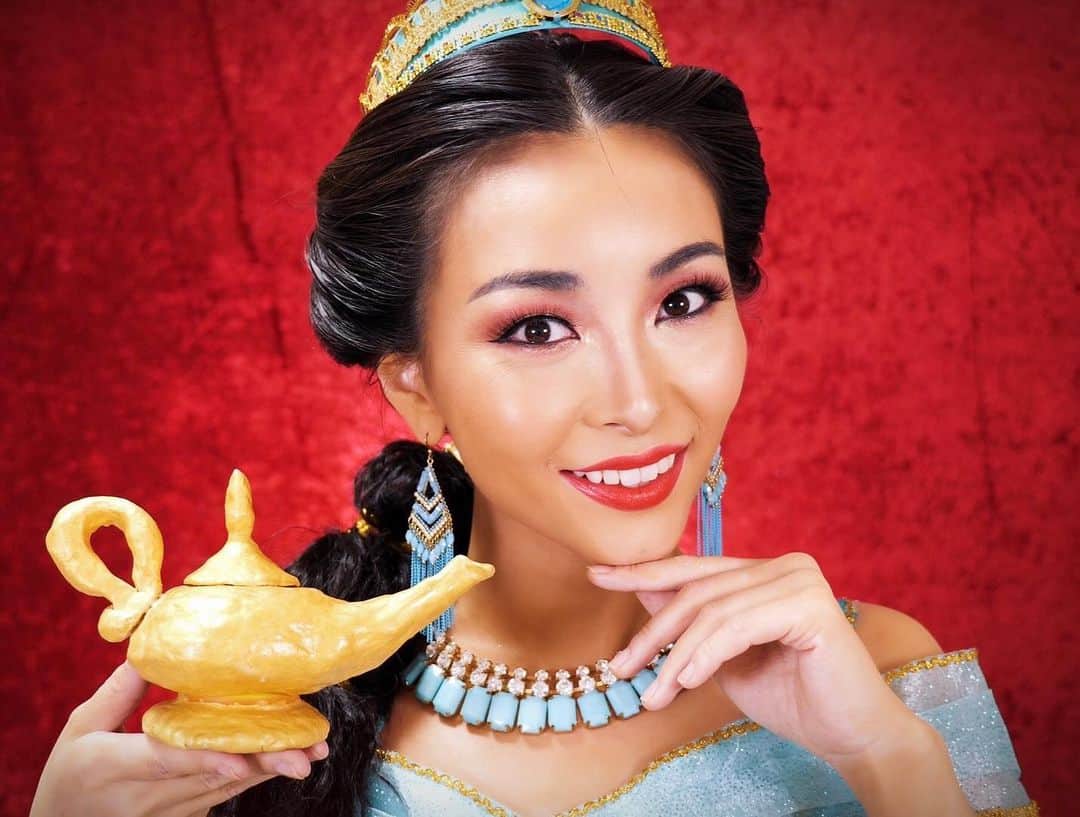 のインスタグラム：「Check out the link in my bio🧞‍♂️✨ Inspired by @naomigscott Princesses Jasmine🕌💙 実写版アラジンが最高に素敵だったので久しぶりにプリンセスメイクを撮るパワーが湧きました🤩動画はプロフィールのURLから見てね！ 手作り感満載の魔法のランプは小学生の時に作った夏休みの自由研究作品（ほぼ母に手伝ってもらう） 未だに実家に保管してある事もすごい。小学生の時からアラジンが大好きで、歌も全部覚えたし、アラジンの劇がやりたくて演劇部立ち上げたくらい😂 いくつになってもジーニーが大大大好き💙 #jasminemakeup #aladdinmovie #genie #アラジン #ジャスミン #ジーニー #princessjasmine #princessmakeup #disney #naomiscott」