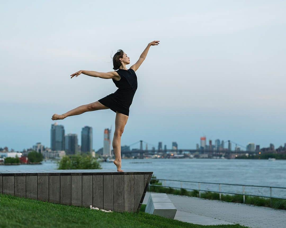 ballerina projectさんのインスタグラム写真 - (ballerina projectInstagram)「Juliet Doherty in Queens New York City. #ballerina - @julietdoherty #hunterspoint #queens #eastriver #williamsburgbridge #brooklyn #newyorkcity #ballerinaproject #ballerinaproject_ #ballet #dance #julietdoherty  With the upcoming conclusion of the Ballerina Project limited edition prints will be only available for a limited time. Link is in our Instagram profile to purchase one today.  The Ballerina Project book is now available for pre-order. Go to @ballerinaprojectbook for pre-order link and info. #ballerinaprojectbook」6月22日 20時57分 - ballerinaproject_