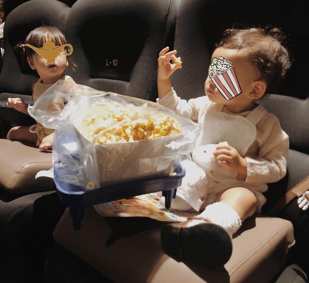 目見田早弥子のインスタグラム：「| movie🍿 AMOちゃん親子にお誘いしてもらって 映画に行った日のこと❁ 私自身妊娠して以来初だったし、 娘も映画館デビューだったので すごく楽しみにしていました🌼 ストーリーに載せたところたくさん質問いただいたので 私が答えられる範囲で記しておきます✐  この日は赤ちゃん連れで映画を観られる 「ふれあいシネマ」という日だったので 周りも皆赤ちゃん連れのママさん達ばかり🌟 赤ちゃんが怖がらないように照明は明るめ、 音響は小さめ。 子供の分の座席は無料でした◯ (大人も少し料金が安くなっていました) 娘たちは並んで座って ポップコーンを"あーん"しあったり、 映画をじーっと観ている時間もあれば ノリノリでダンスしていたり💃 やっぱり１歳半の娘たちが 長い時間じっと座っているというのは 難しい話ですよね〜👶🏻🤣 でも！ グズったり泣いたりしても 皆同じ状況なので気にならないし 立ってあやしたり、 寝かしつけてるママさんもいらっしゃいました◯ 子連れのママさんだけの空間って なんだか変に気を張らなくていいし 落ち着きますよね🌿  肝心の映画はというと！ 『アラジン』を観ました👳🏽‍♀️ ディズニーアニメのアラジンは元々好きで DVDも持っていて何度も何度も観ていたので 実写も観られて本当に嬉しかった〜！ 私はストーリー冒頭の 「アラビアンナイト」が好きなので 実写でも入っていて(歌詞は違ったけど) 最初からテンション上がったな〜！ 娘も手を激しくパチパチ叩いて 「(す)ごぉ〜い！！！ごぉ〜い！！！」と 大興奮でした🥰 普段から座って遊ぶより動き回るほうが好きな子なので わりと早い段階からダンスしたり AMOちゃんに遊んでもらったりでしたが (AMOちゃん本当にありがとう😭🙇🏻‍♀️) 楽しめたようで、母も嬉しかったです🌟 こんなに喜んでくれるなら もっと連れて行ってあげたいなぁと思いました！」