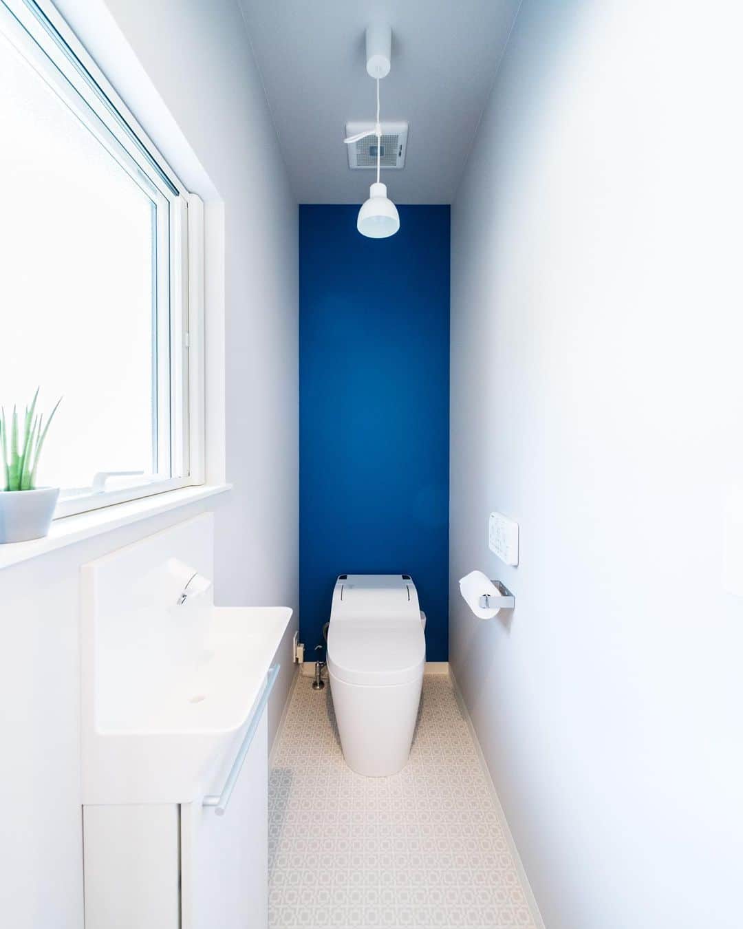 ルポハウス一級建築士事務所さんのインスタグラム写真 - (ルポハウス一級建築士事務所Instagram)「・ ・ ・ 一瞬で引き寄せられるブルーと、清潔感のあるホワイトの組み合わせ。 ・ ここがトイレだと忘れてしまう、素敵な雰囲気です。 ・ ・ ・ 𓐌𓐌𓐌𓐌𓐌𓐌𓐌𓐌𓐌𓐌𓐌𓐌𓐌𓐌𓐌𓐌𓐌𓐌  ルポハウスの施工事例はこちらまで☞ @reposhouse  𓐌𓐌𓐌𓐌𓐌𓐌𓐌𓐌𓐌𓐌𓐌𓐌𓐌𓐌𓐌𓐌𓐌𓐌 #ルポハウス は#ちょっとかっこいい家 を"友人のために" という思いでつくっています。 一生に一度の#マイホーム。 「あなたにしかできない」×「ルポハウスだからできる」で、 私たちだけの#家づくり を思いっきり楽しんでみませんか？！ ・ ・ ・ #住宅 #注文住宅 #新築一戸建て #デザイナーズ住宅  #一級建築士事務所 #設計事務所  #滋賀県大津市 #滋賀県草津市 #滋賀県栗東市 #滋賀県甲賀市 #滋賀県近江八幡市 #トイレインテリア #miffywallpaper #リリカラクロス #lw2860 #サンゲツクッションフロア」6月22日 21時06分 - reposhouse