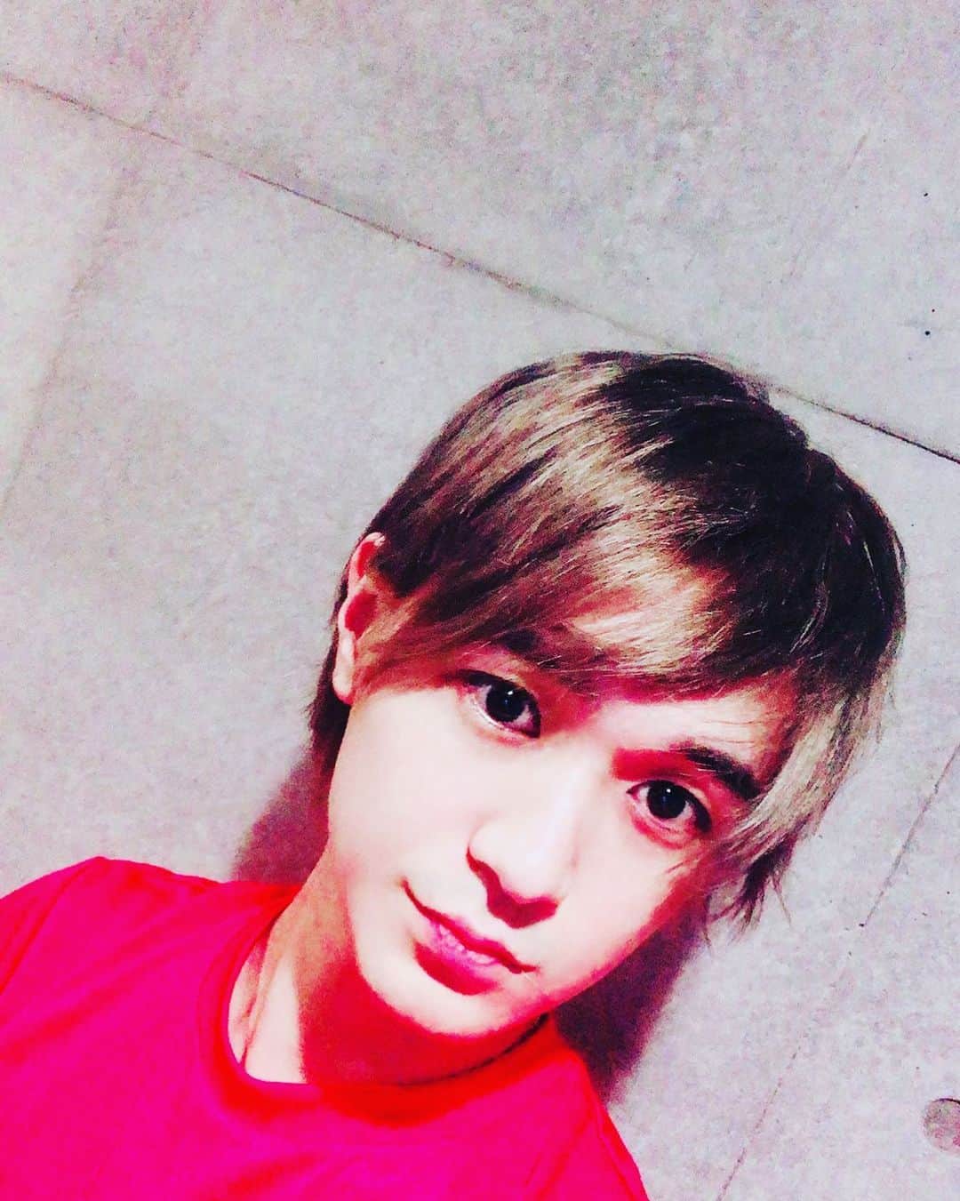 磯村洋祐のインスタグラム：「髪の毛染めたよ！  久々に染めたよ！  気分上がるよ！  この写真だと色合いがわかりづらいね！笑  いつもありがとう！」
