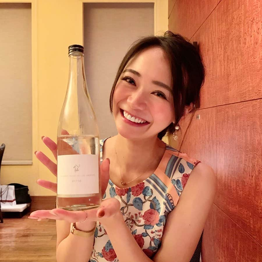 緑川静香さんのインスタグラム写真 - (緑川静香Instagram)「【しーたん日本酒録】  八戸酒造@青森 陸奥八仙 V1116 ワイン酵母仕込  主に白ワインに用いられる酵母で仕込んだお酒。  日本酒は日本料理にしか合わない絶対とか言ってる友人にほれ！って言って出したら目ん玉飛び出そうなくらい目開いてうそやーん言わせちゃうやつ。  #しーたん日本酒録 #唎酒師 #日本酒 #日本酒女子 #青森 #八戸酒造 #陸奥八仙 #v1116 #ワイン酵母 #sake #japanesesake #sakebomb #sakestagram #sakebottle #일본술  #甘味と酸味のバランス最高 #冷やして飲みたい #ワインぽい日本酒というか #日本酒に近いワインって感じ #いい酸だわー」6月22日 21時07分 - midorikawa_shizuka