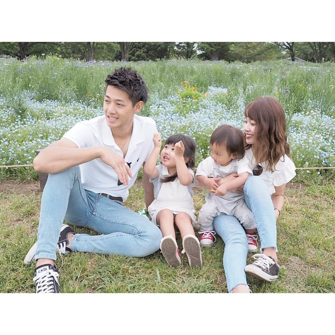 mamagirl ママガールさんのインスタグラム写真 - (mamagirl ママガールInstagram)「. . #mamagirl からピックアップ♡ . . 『家族フォト👪💓』 . ハッピーオーラ全開✨な家族フォトをピックアップ❤ . @hidekanagao_typy さん @hamada_yuri さん @sun.kissed_life さん @mi__yu__ki___ さん . タグ付け、そして素敵なお写真ありがとうございます😌💕 . . . ----------------------------------------------- mamagirlでは、ママ、パパ、マタニティママ、皆様からの投稿をお待ちしております♪ . 投稿方法は#mamagirl を付けるだけ！ . ✨素敵なお写真は、mamagirl instagram、Facebook、twitter、公式アプリkirarapostの記事内で紹介させていただきます。 . . mamagirlの公式アプリkirarapostではinstagramでは見られないおしゃれママ情報がたくさん！ . プロフィールよりぜひダウンロードしてください❤ . . #ママコーデ #ママファッション #キッズ #ママリンク #リンクコーデ #親子コーデ #ママ友 #ママ友募集 #子育て #育児 #親子リンクコーデ #プチプラコーデ #着回しコーデ #コーディネート #双子コーデ #男の子ママ #女の子ママ #ママガール #家族コーデ #家族 #家族写真 #家族フォト #親バカ #親バカ部」6月22日 21時02分 - mamagirl_jp