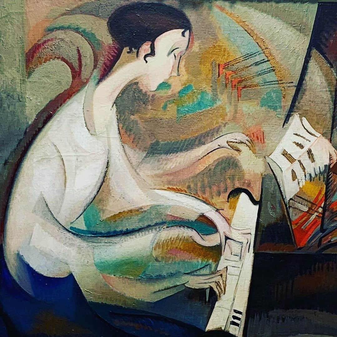 サザビーズさんのインスタグラム写真 - (サザビーズInstagram)「Lost in music... Musicality always played an important role in the life of Swiss painter Alice Bailly, who challenged convention and was the first and only Swiss artist to contribute to the Salons in Paris praised by Apollinaire. Her first solo exhibition in 1913 positioned her as an influential member of the Parisian avant-garde.  Her works are characterised by her highly expressive depiction of movement and the harmonious colour palette she favoured : deep hues seemingly electrifying the details of the composition.  This superb portrait of pianist Maria de Senger is on public view today and tomorrow in our #zurich galleries, 10am - 6pm, as part of the pre-sale exhibition of works from our upcoming auction Swiss Art / Swiss Made on 25 June. Don’t miss the chance to see it if you’re in town!  #sothebyszurich #swissartswissmade #alicebailly #pianist」6月22日 21時04分 - sothebys