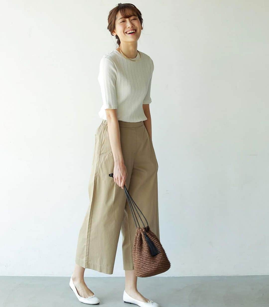 coen コーエンさんのインスタグラム写真 - (coen コーエンInstagram)「【WOMENS】﻿ ライトチノセミワイドパンツ ¥3,600+tax﻿ ﻿ 程よいワイドシルエットのチノパンツ。﻿ 短めの丈で、かつチノ素材にハリ感がある為、ワイドパンツですがスッキリとした印象に✨﻿ ウエストは後ろのみゴム仕様で、らくちんな着心地。きれいだけど楽、が叶う優秀アイテムです😍﻿ ﻿ #coen_official #coen #womens #fashion #womenstyle #pants #womensfashion #fashiongram #instafashion #instagood #tagforlikes #newarrivals #コーエン #ウィメンズ #ファッション #ウィメンズコーデ #レディースファッション #レディースコーデ #ワイドパンツ #チノ #チノパン #カジュアルコーデ #きれいめカジュアル #新作」6月22日 21時16分 - coen_official